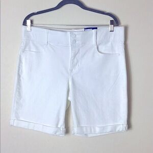 Woman’s A P T. 9 Bermuda Shorts